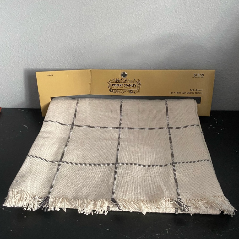 ROBERT STANLEY table runner
